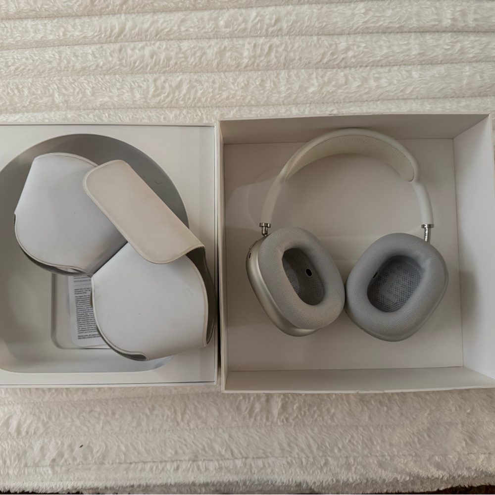 Apple AirPods Max Bluetooth Wireless Headphones sliver with white